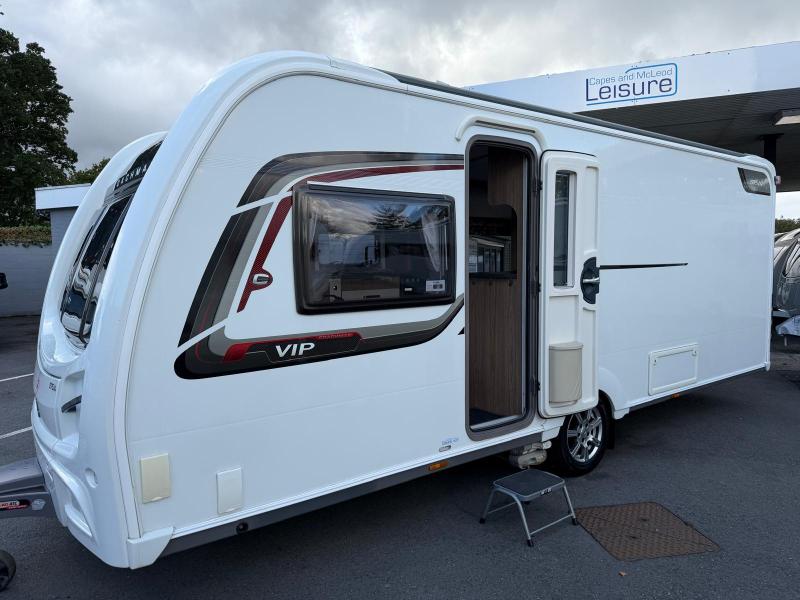 2015 Coachman VIP 575 (Island bed & ALDE heating)