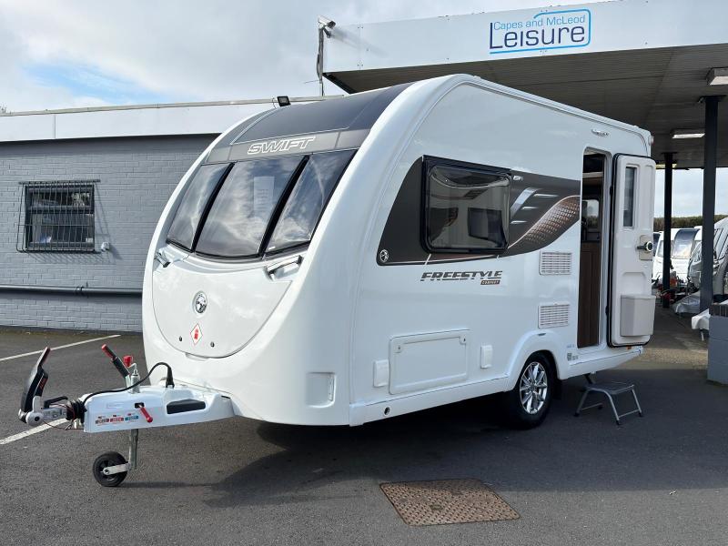 2022 Swift Freestyle Compact (6’8″ Wide, 1109kg MPTLM), ATC, Solar Panel, IMMACULATE